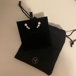 MEJURI Contrast Pearl Climber Studs